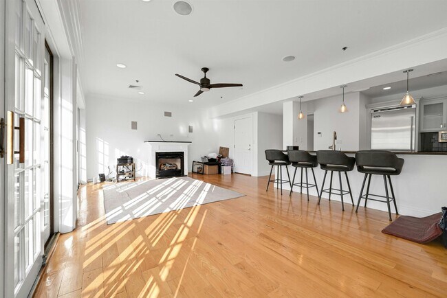 Building Photo - 64 Madison St