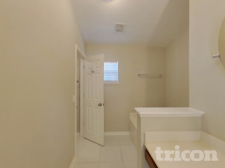 Building Photo - 7396 Prosperity Park Rd N