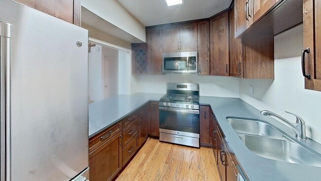 Building Photo - Studio City, 1Bed and 1.5 Bath Condo!