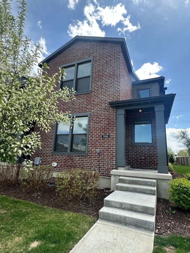 Building Photo - Gorgeous Townhome!!!