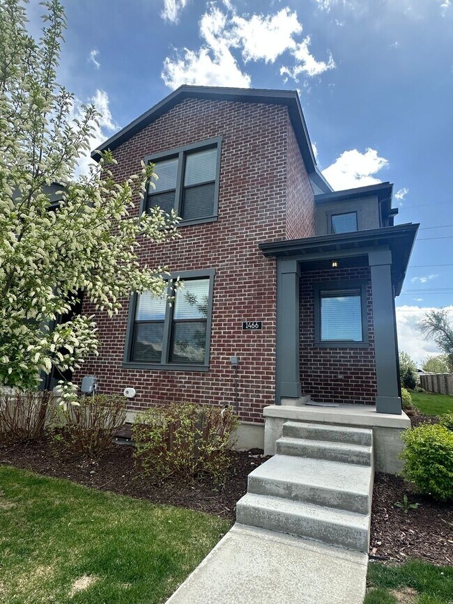 Primary Photo - Gorgeous Townhome!!!