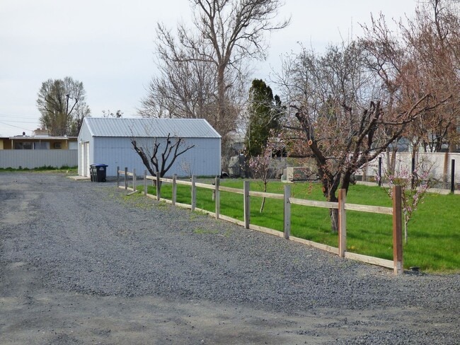 Building Photo - Lake house with Shop on 1/2 acre