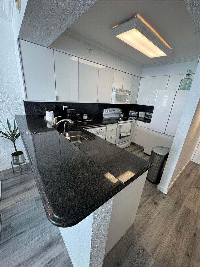 Building Photo - 2501 S Ocean Dr