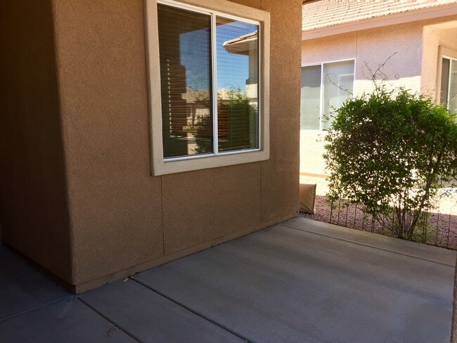 Building Photo - 5015 E Somerset Dr