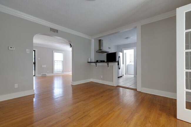 Building Photo - 2056 Jackson Ave