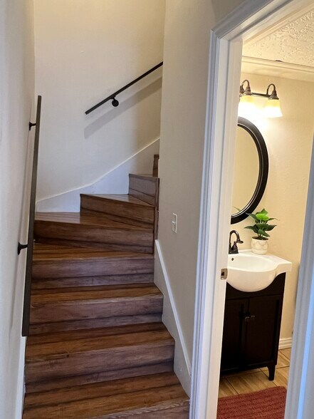 Building Photo - 819 Red Bird Ln