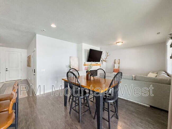 Building Photo - 3565 Water Lilly Ln