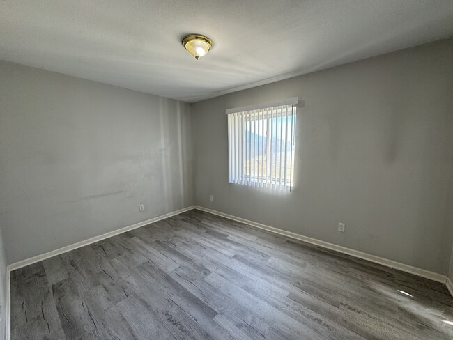Building Photo - 398 W Ash Dr
