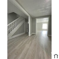 Building Photo - 3 Bedroom Completely rehabbed