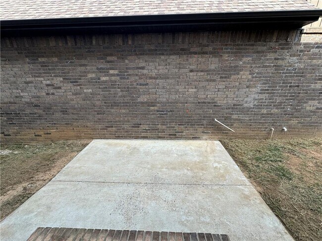 Building Photo - 1806 SW Riverstone Rd