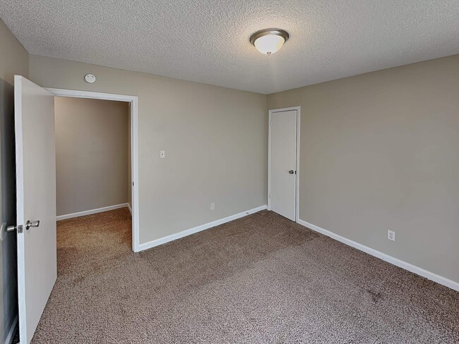 Building Photo - 1017 Hawkview Dr