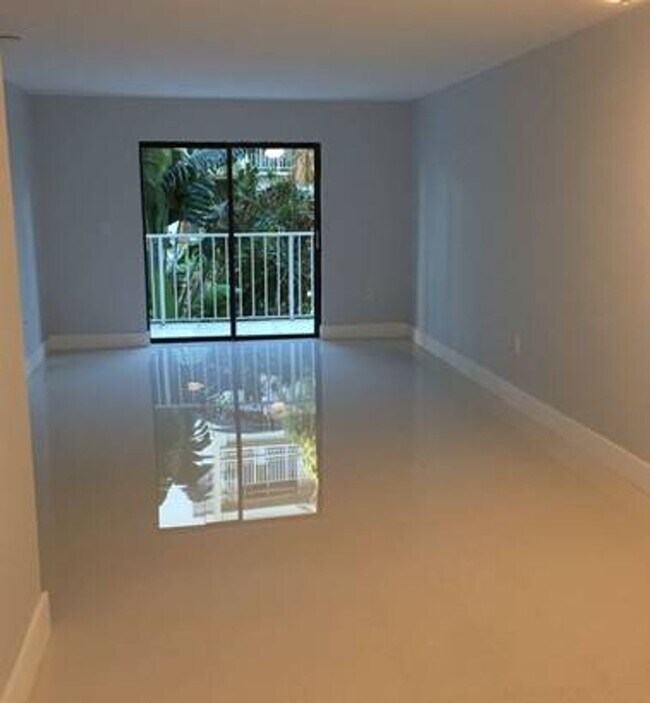 Building Photo - Location, Location, Location! 1 Bedroom/1 Bathroom in Miami Beach!
