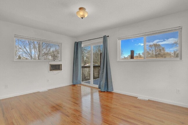 Building Photo - 512 Squire St