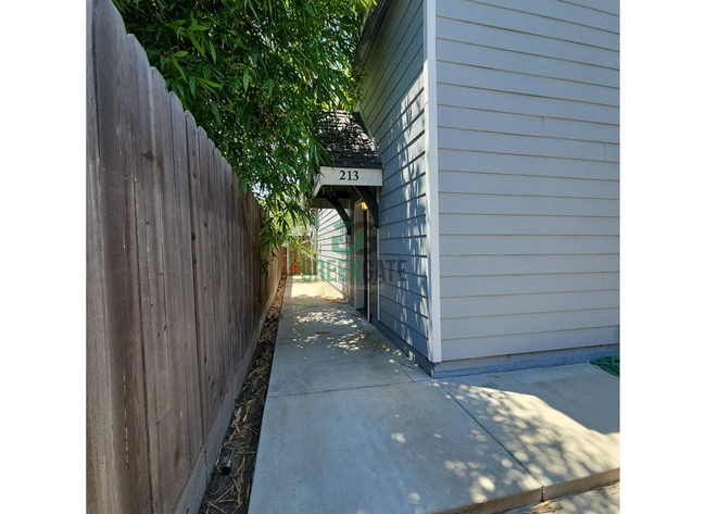 Building Photo - Gorgeous 1 Bedroom, 1 Bathroom Home Availa...