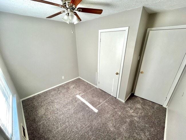 Building Photo - 110 E Gray St