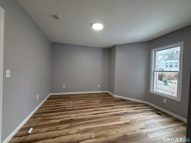 Building Photo - 228 Holly St