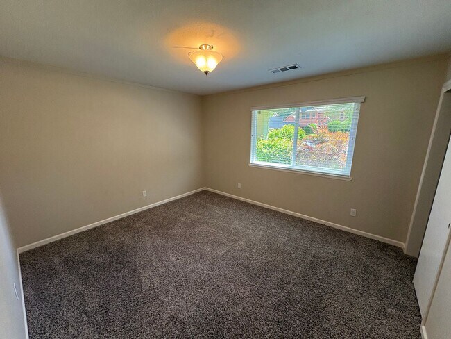 Building Photo - Beautiful Home with solar Rent Ready!