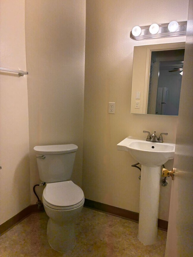 Building Photo - CLOSE-IN SE ::: Next to Park, Spacious, Qu...