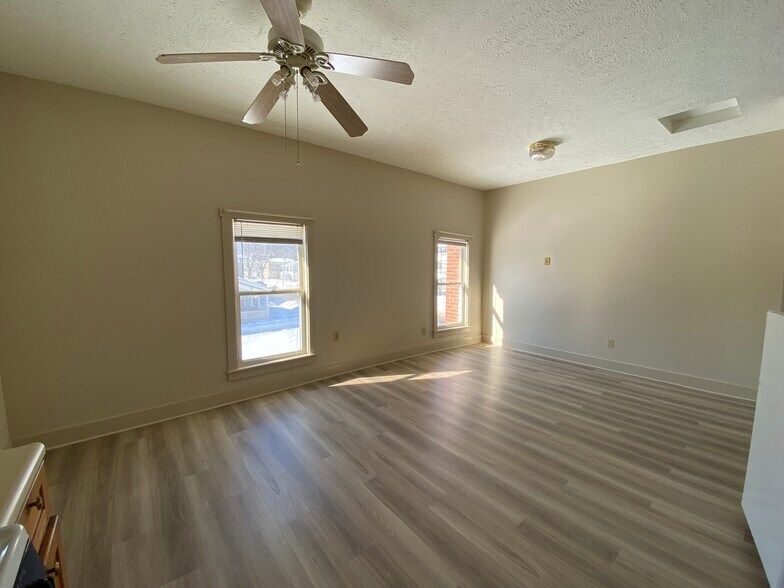 Building Photo - 362 W Main St