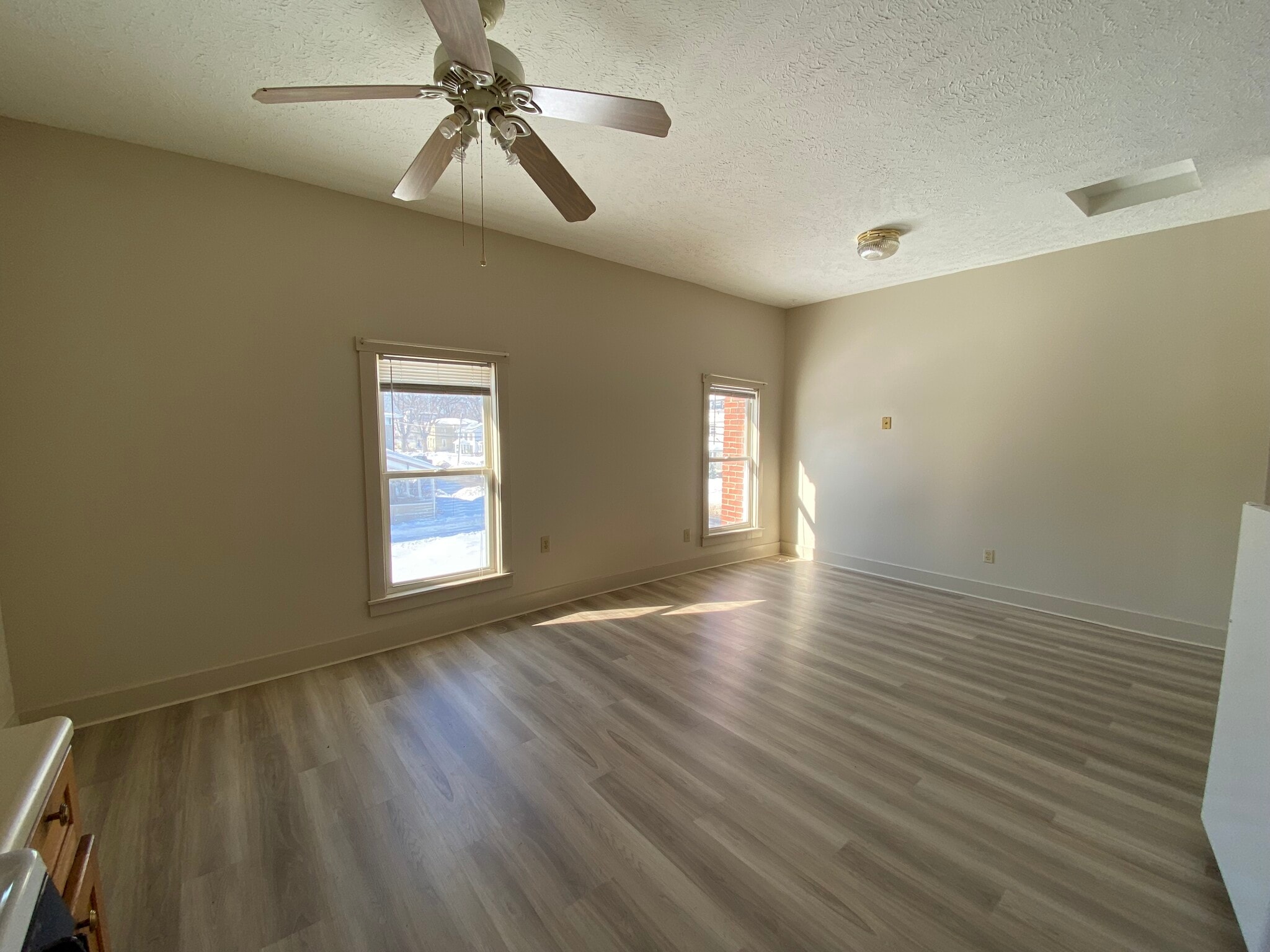 Building Photo - 362 W Main St