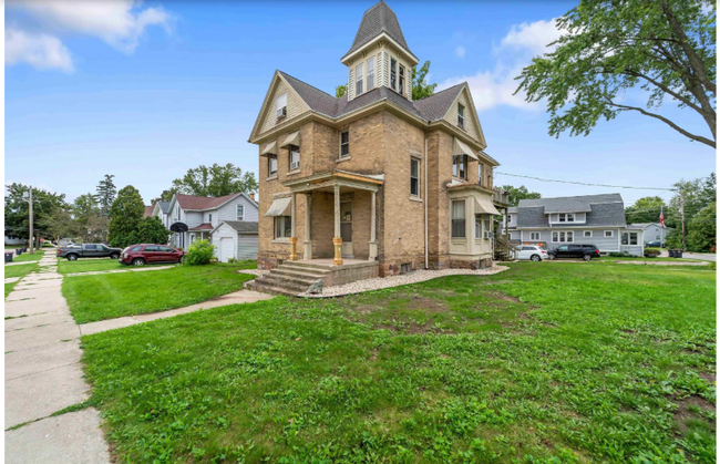 Building Photo - 164 S Washington St