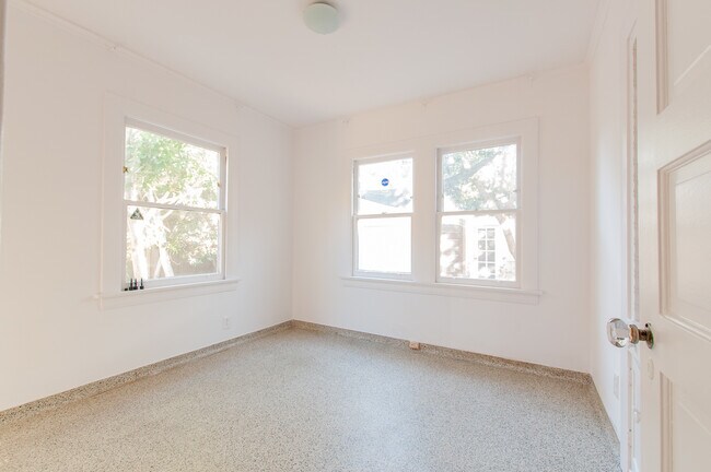 Building Photo - 1929 N Berendo St