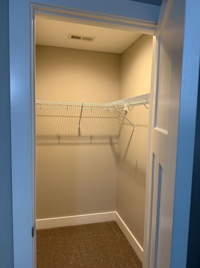 Building Photo - Spacious & Convenient!