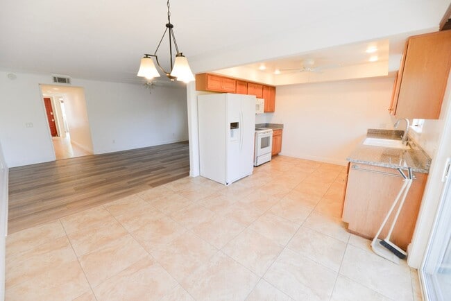 Building Photo - 251 Avenida Madrid