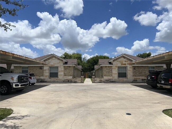 Primary Photo - 220 W Albatross Ave