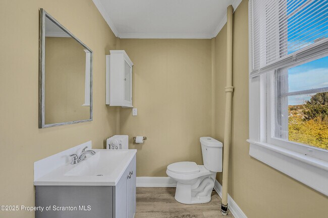 Building Photo - 864 S Main St