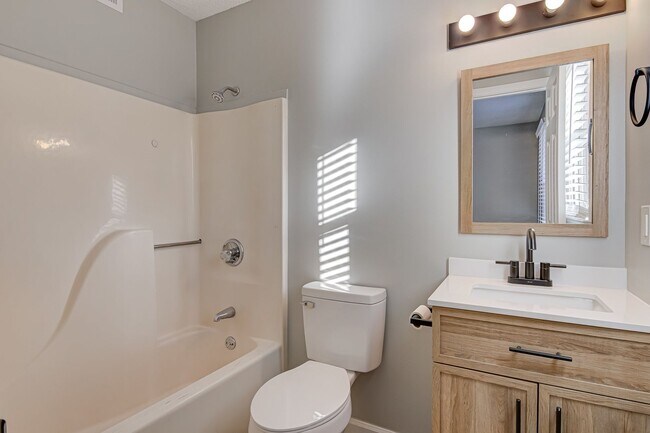 Building Photo - Newly Remodeled 1 Bedroom Condo in Prime Location! No Pets