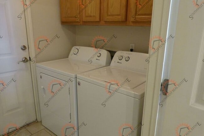 Building Photo - Perfect for roommates--2 bedroom 2 bathroo...