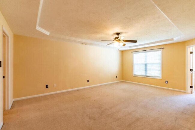 Building Photo - 389 Livingston Dr