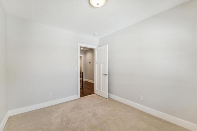 Building Photo - 1041 Yale Ave S