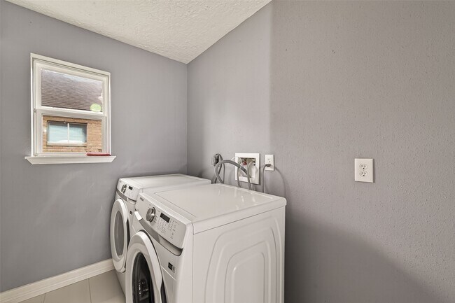 Building Photo - 2130 Round Lake Dr