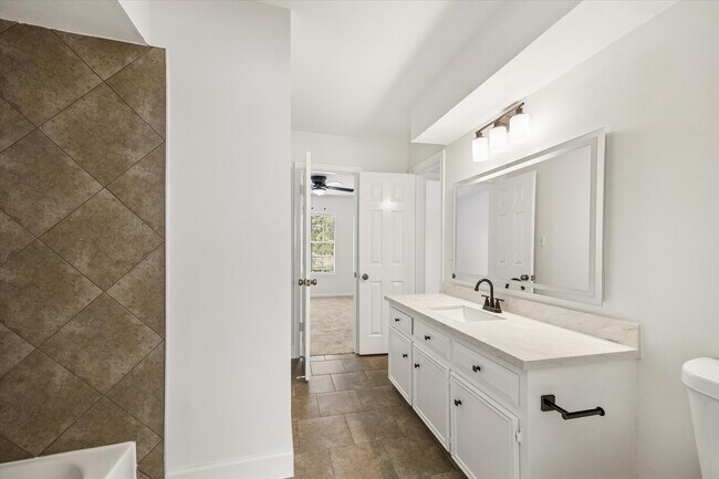 Building Photo - 15823 Pebble Bend Dr