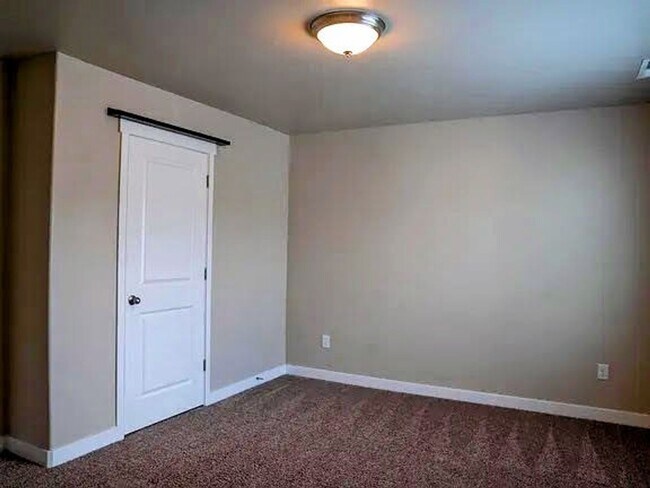 Building Photo - Beautiful Townhome in Bluffdale