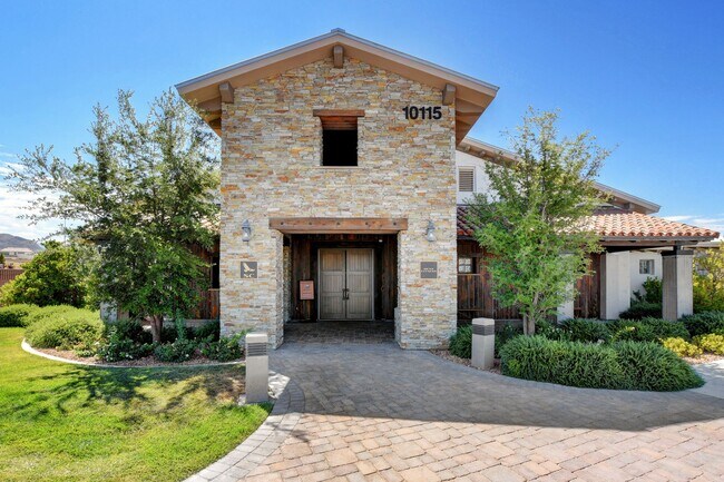 Building Photo - Stunning 3 Bedroom in Skye Canyon Master P...