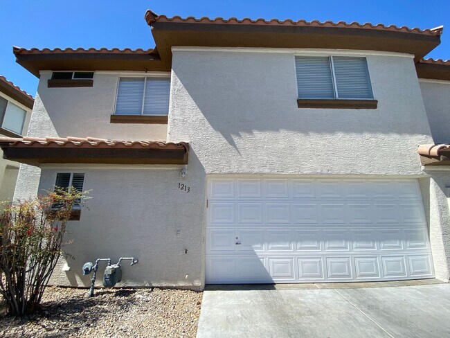 Building Photo - Charming 3 Bed/3Bath Townhome nestled in t...