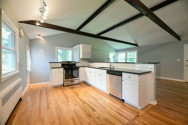 Building Photo - 95 Riverside Dr