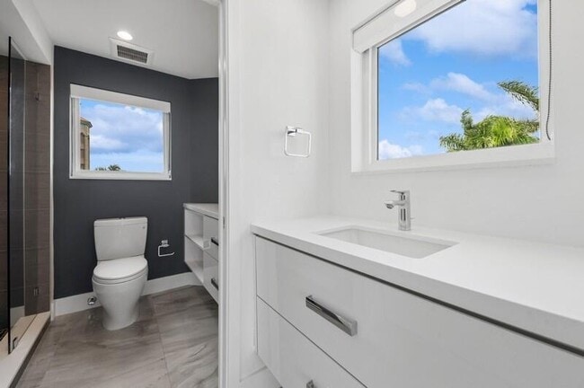 Building Photo - 300 SE 5th Ave