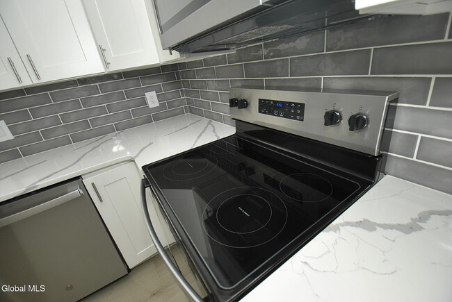 Building Photo - 33 B Ledgewood Dr