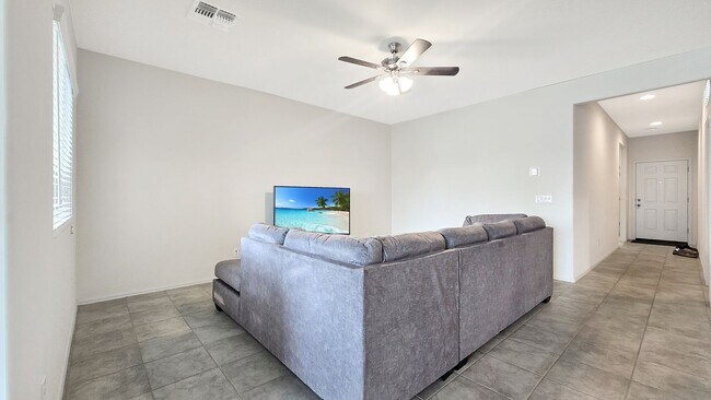 Building Photo - Like new home! Pristine condition!