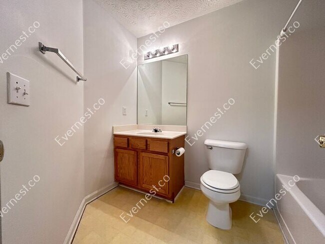 Building Photo - Bright 3-Bedroom Townhome with Ample Space...