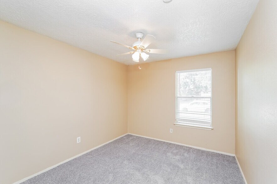 Building Photo - 1711 Meadow Green Dr