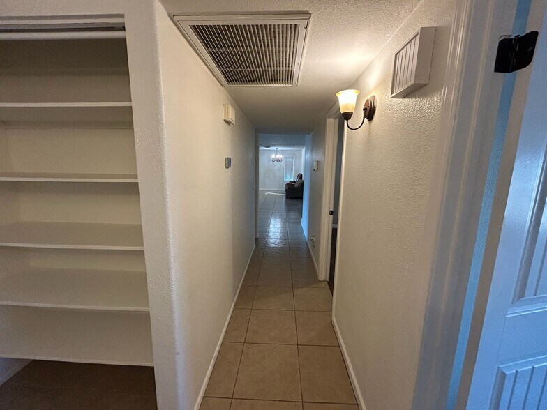 Building Photo - 2933 W Muriel Dr