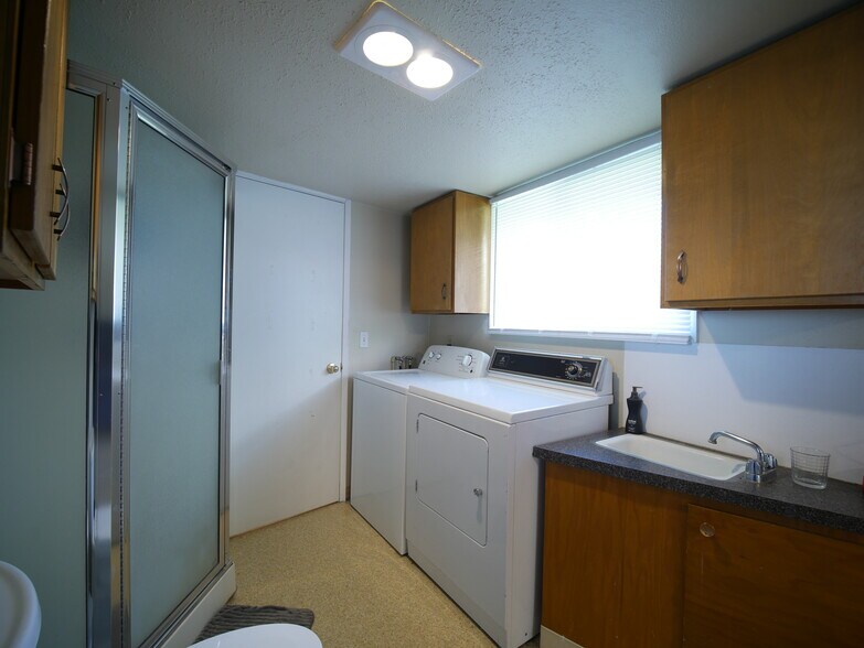 Building Photo - 1425 NW Kenny Dr