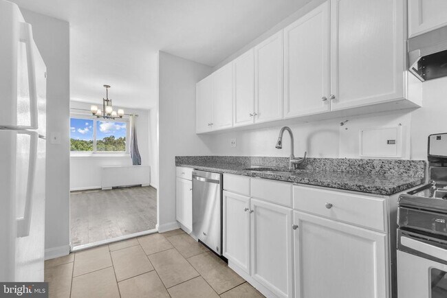 Building Photo - 1225 Martha Custis Dr