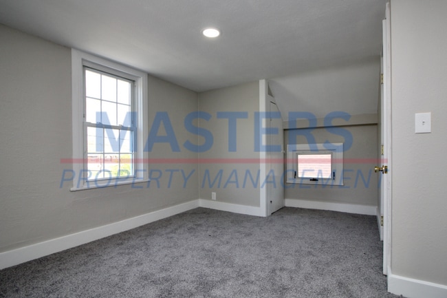 Building Photo - Three bedroom with 1 and a half bath tradi...