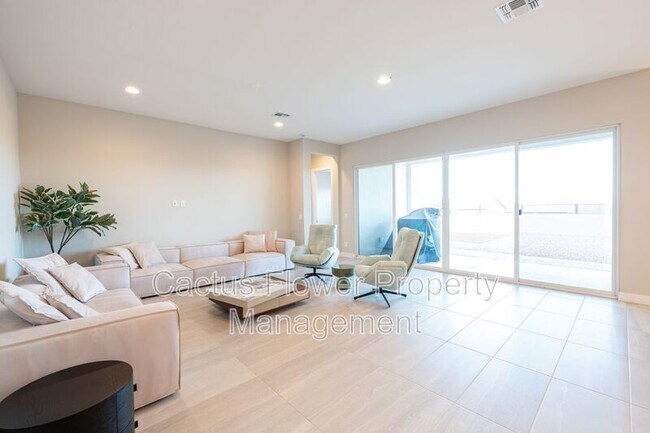 Building Photo - 3130 E Alicia Dr
